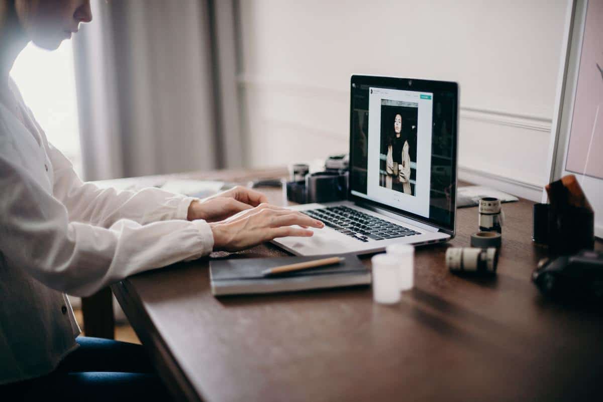 Person uploading an image