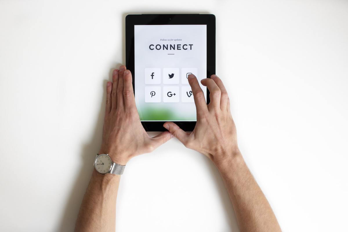 Connect to social media buttons 