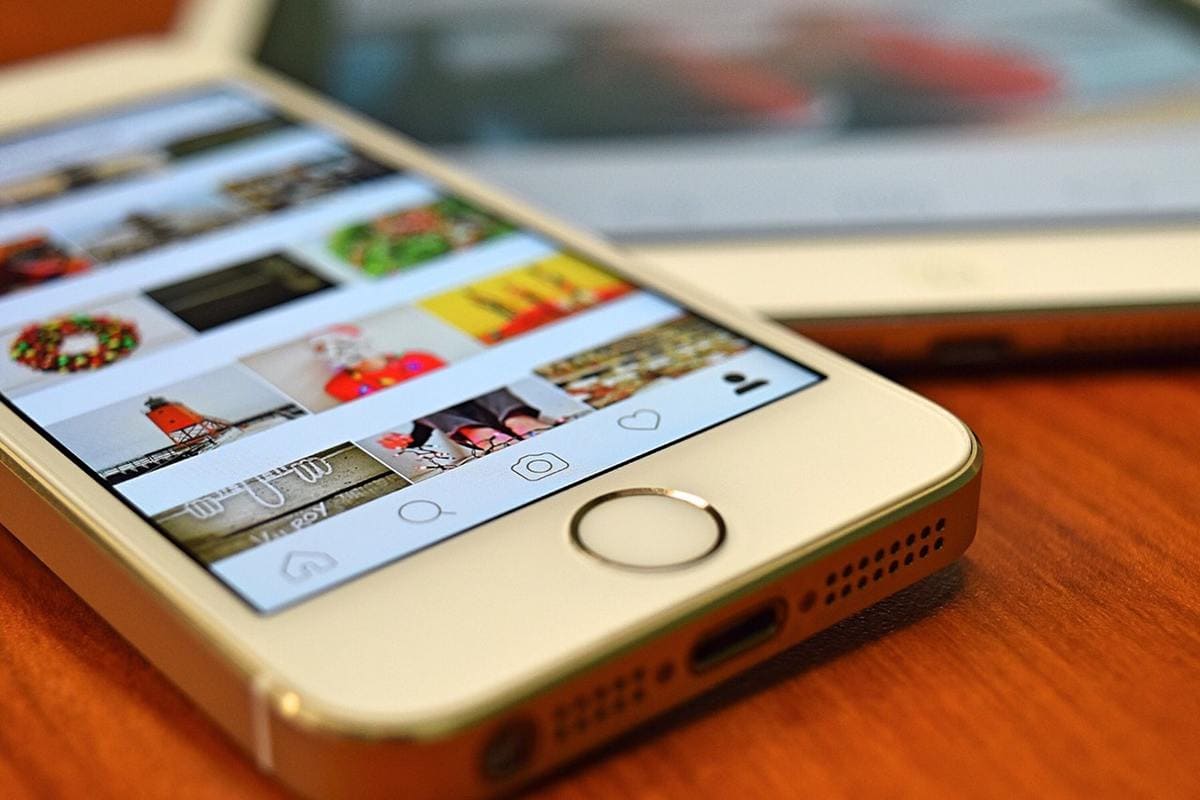 instagram profil on white iphone