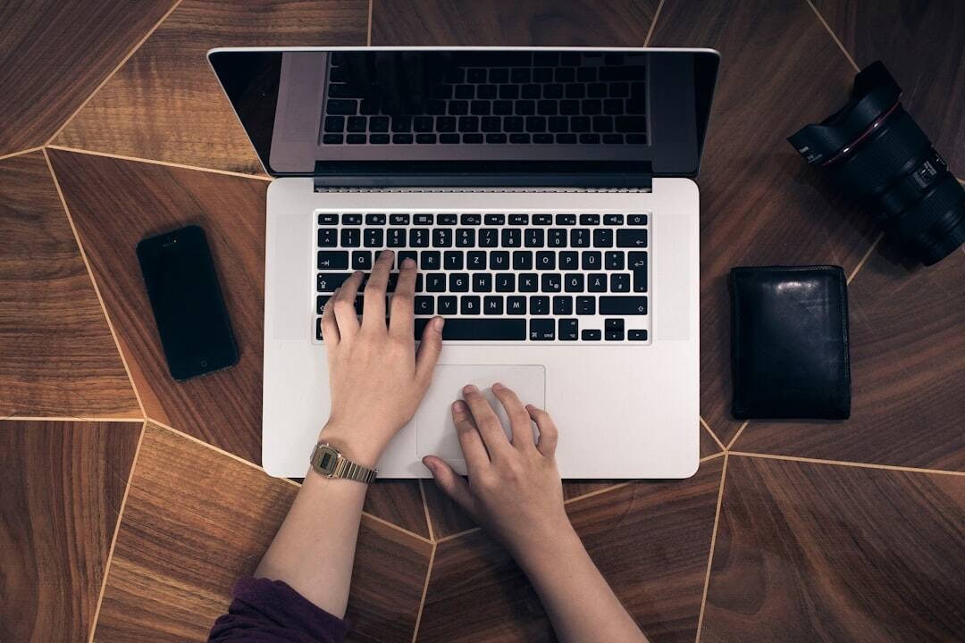 person-using-macbook-pro-real-es